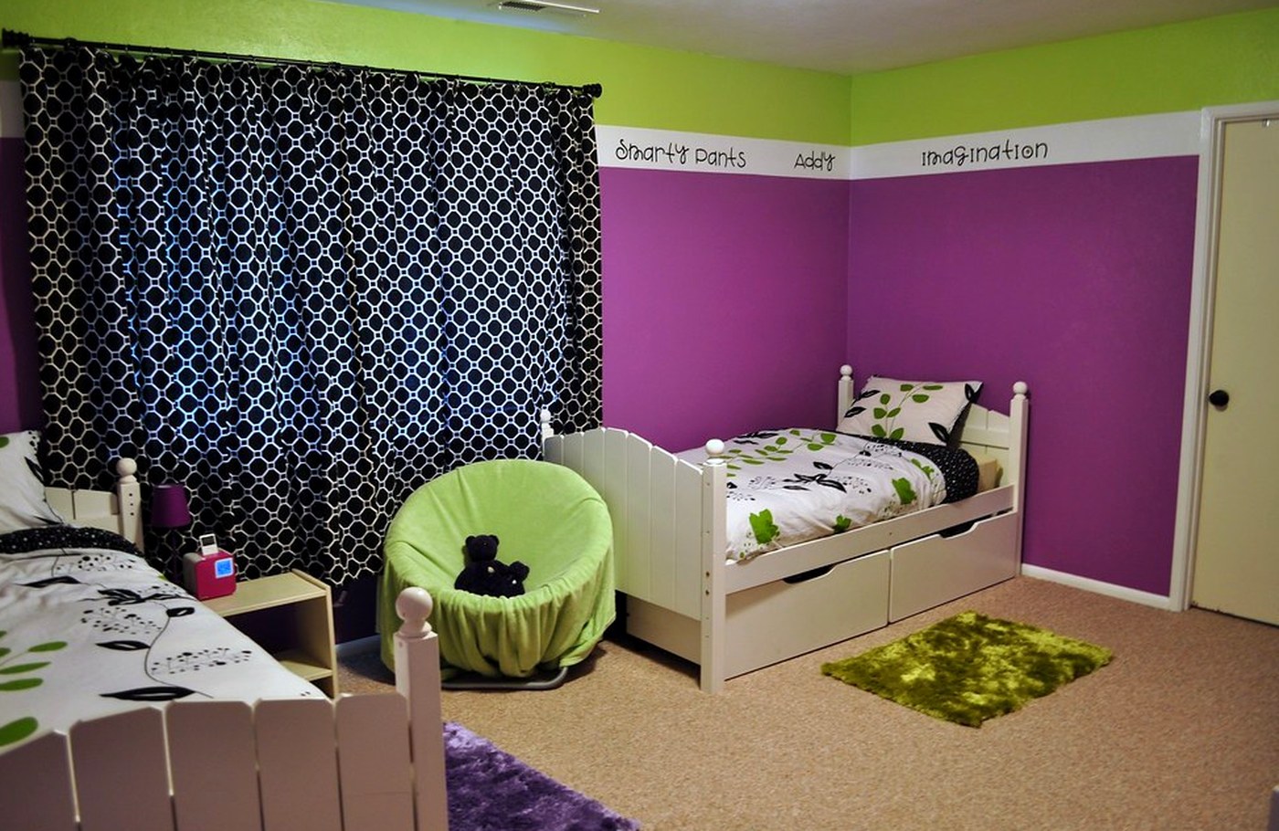 Kinderzimmer-Beleuchtung mit Deckenlampe und Nachttischlicht