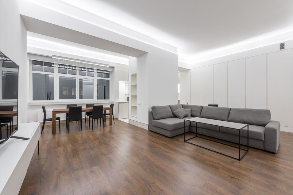 3 LED-Streifen hinter dem TV ohne Flackern montieren 3 LED-Streifen hinter dem TV ohne Flackern montieren