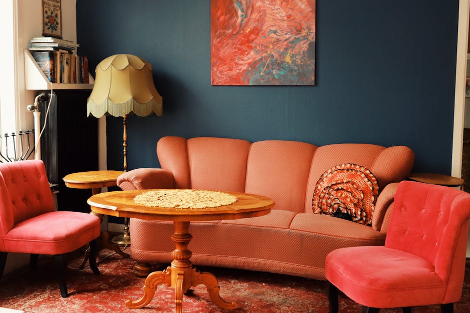A warm, vintage-style living room in Jönköping, featuring pink velvet seating.
