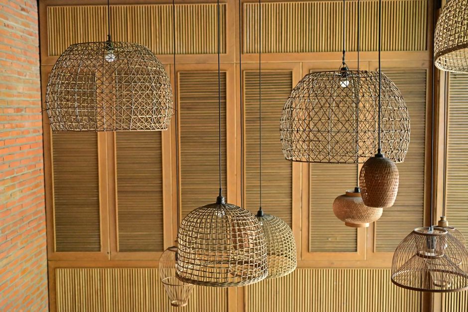 Geflochtene Pendelleuchten unter einer Holzdecke