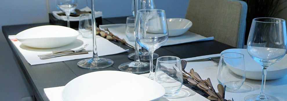 Elegantes Licht für den Esstisch: Von der Höhe bis zur Helligkeit Elegantes Licht für den Esstisch: Von der Höhe bis zur Helligkeit