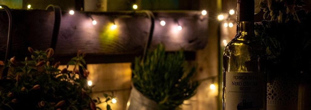 Gartenbeleuchtung im Sommer: So lässt du deinen Außenbereich erstrahlen Gartenbeleuchtung im Sommer: So lässt du deinen Außenbereich erstrahlen