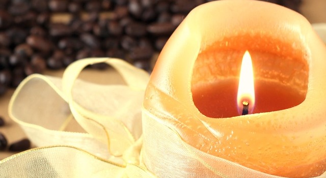 So kannst du deine eigene Duftkerze machen